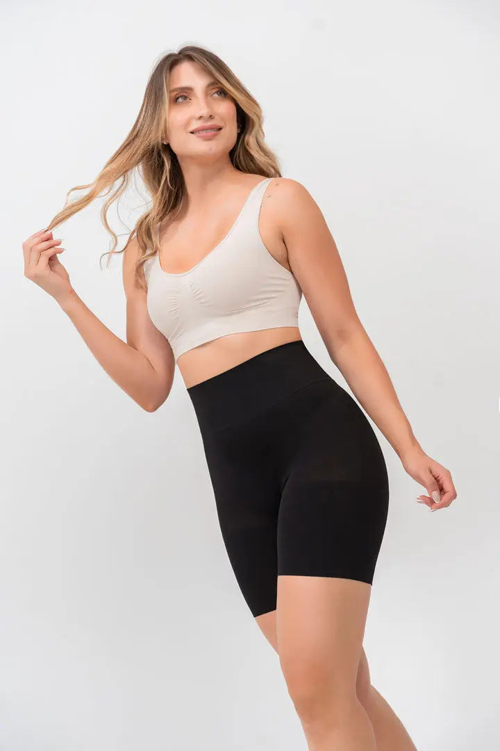 Panty seamless invisible tipo biker con tiro alto. color negro