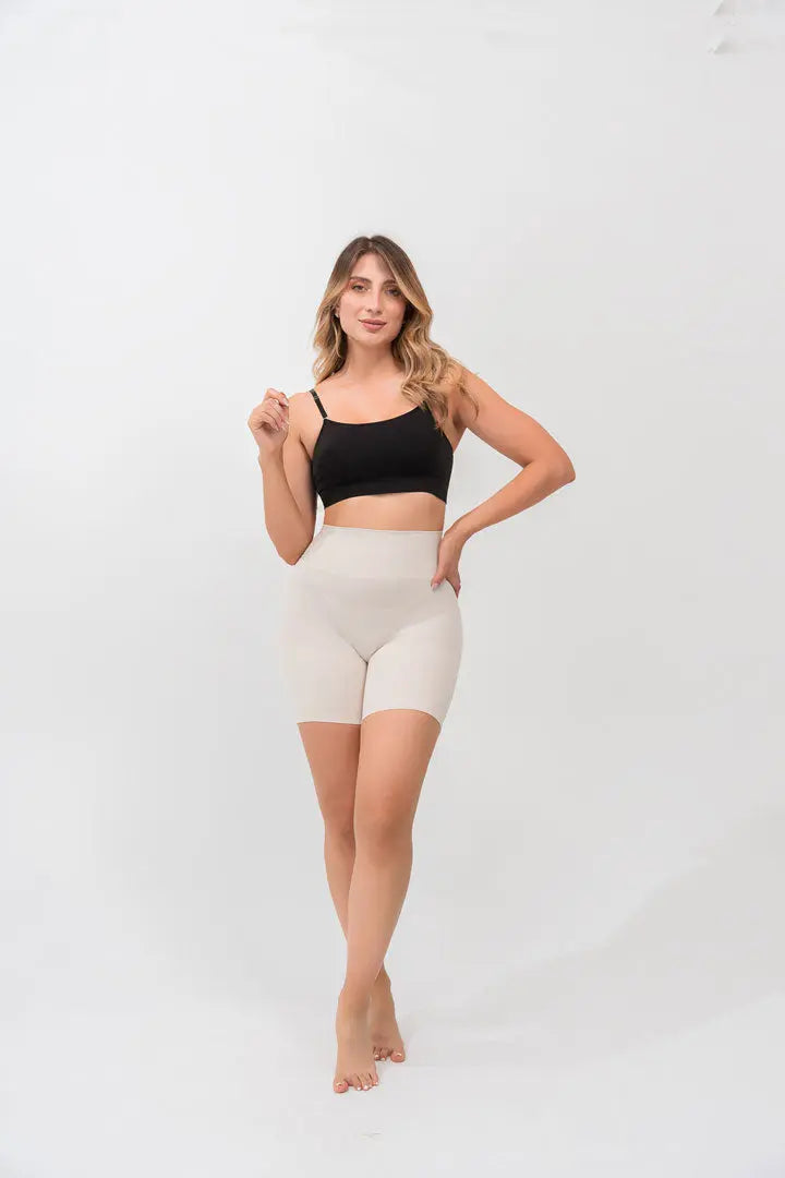 Panty seamless invisible tipo biker con tiro alto. Color piel