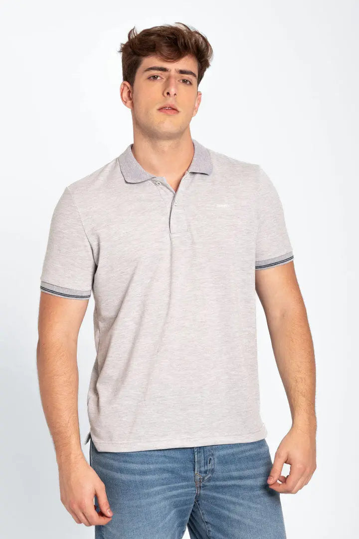 Polo unicolor de polialgodón para hombre con cuello tejido rectilíneo. Color gris claro