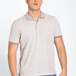 Polo unicolor de polialgodón para hombre con cuello tejido rectilíneo. Color gris claro