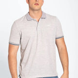Polo unicolor de polialgodón para hombre con cuello tejido rectilíneo. Color gris claro