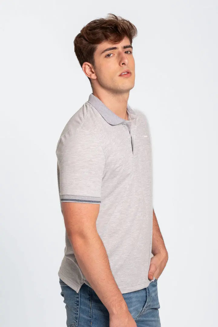 Polo unicolor de polialgodón para hombre con cuello tejido rectilíneo. Color gris claro