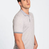 Polo unicolor de polialgodón para hombre con cuello tejido rectilíneo. Color gris claro
