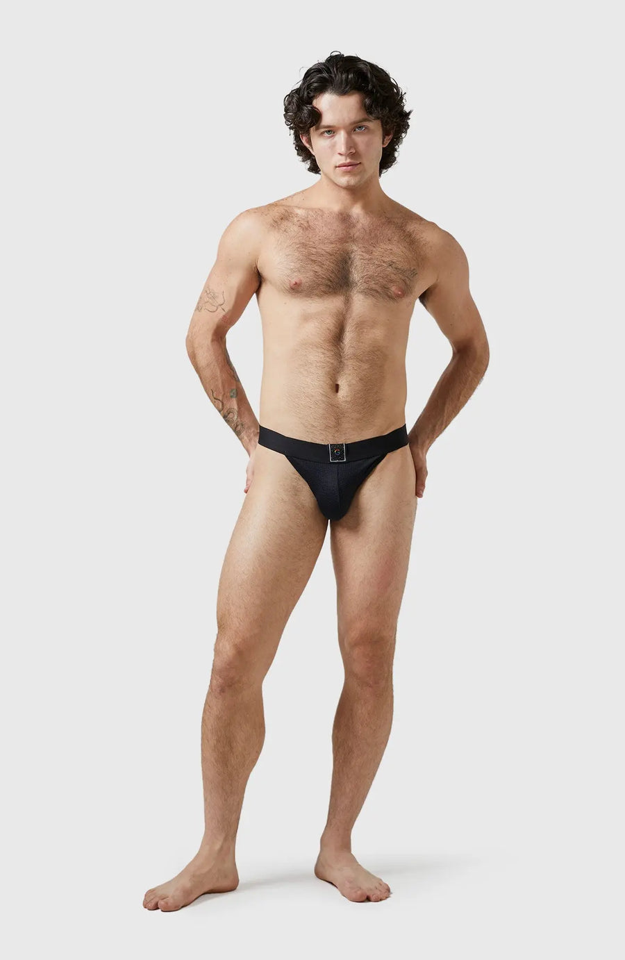 Tanga masculina en malla unicolor BASIC de Geordi. Color negro