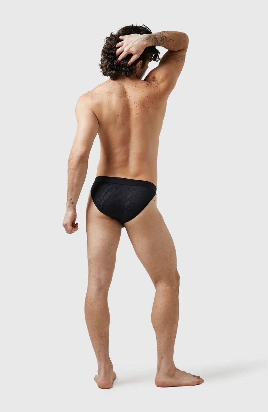 Tanga masculina en malla unicolor BASIC de Geordi. Color negro