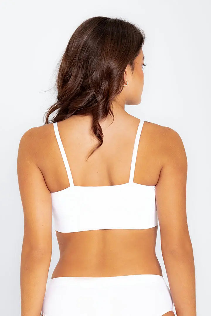 Vista frontal del top con tiras finas y diseño minimalista, color blanco