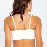 Vista frontal del top con tiras finas y diseño minimalista, color blanco