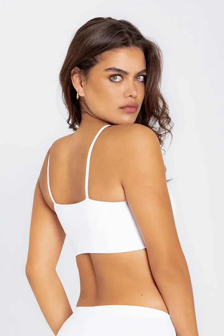 Vista frontal del top con tiras finas y diseño minimalista, color blanco
