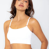 Vista frontal del top con tiras finas y diseño minimalista, color blanco