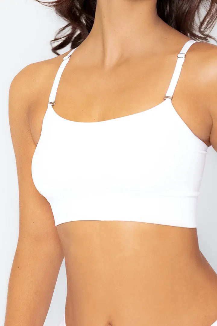 Modelo usando top seamless sin copas ni costuras, color blanco