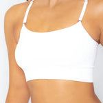 Modelo usando top seamless sin copas ni costuras, color blanco