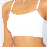 Modelo usando top seamless sin copas ni costuras, color blanco