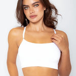 Vista frontal del top con tiras finas y diseño minimalista, color blanco