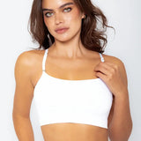 Vista frontal del top con tiras finas y diseño minimalista, color blanco