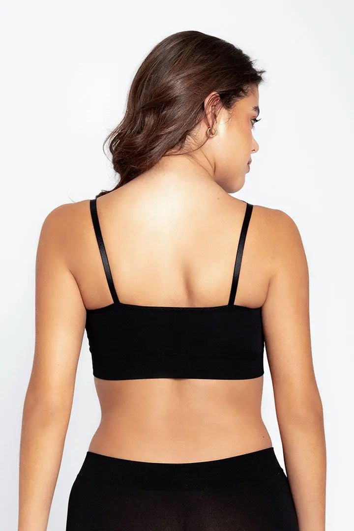 Vista frontal del top con tiras finas y diseño minimalista, color negro