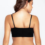 Vista frontal del top con tiras finas y diseño minimalista, color negro