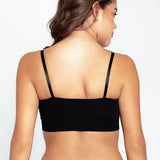 Vista frontal del top con tiras finas y diseño minimalista, color negro