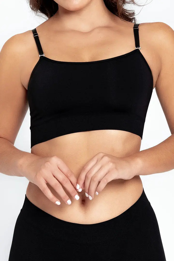 Vista frontal del top con tiras finas y diseño minimalista, color negro