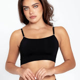 Vista frontal del top con tiras finas y diseño minimalista, color negro