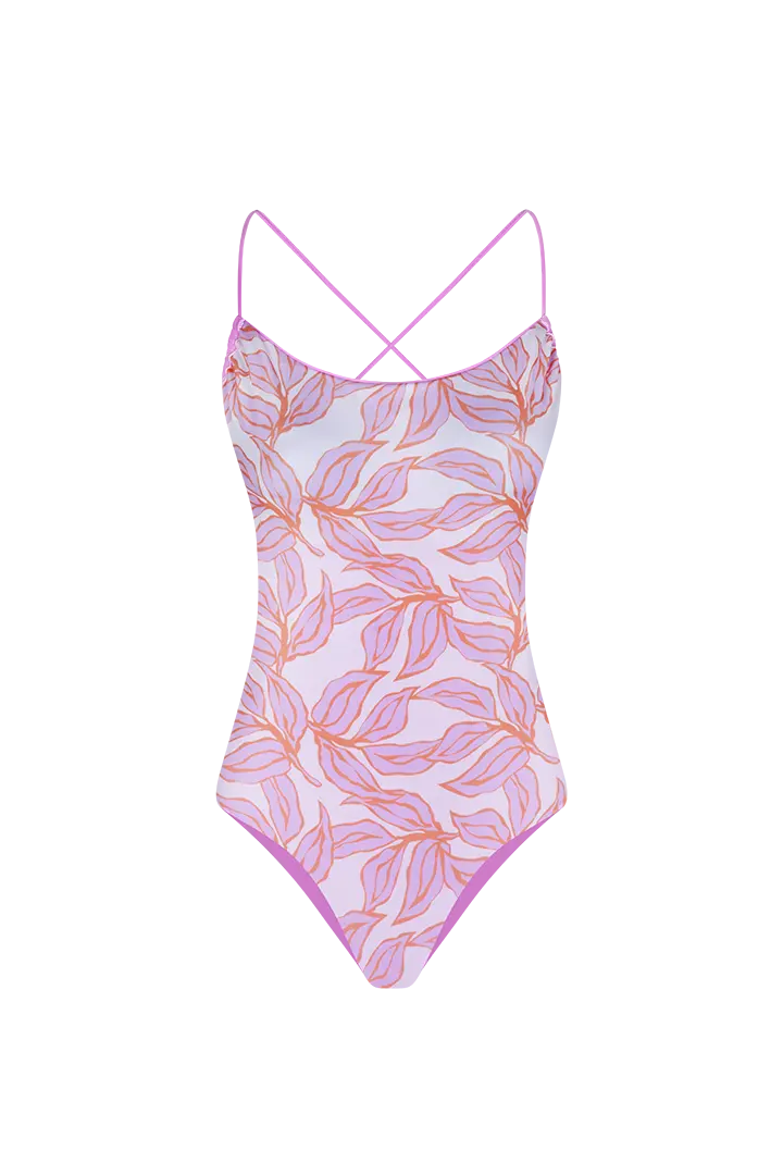 Modelo usando vestido de baño enterizo doble faz con pierna alta y panty tipo tanga. estilo estampado de flores 