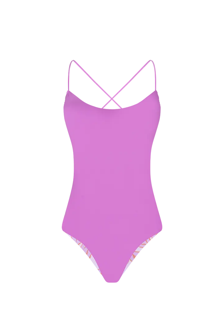 Modelo usando vestido de baño enterizo doble faz con pierna alta y panty tipo tanga. color rosado, fondo transparente 