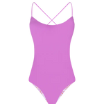 Modelo usando vestido de baño enterizo doble faz con pierna alta y panty tipo tanga. color rosado, fondo transparente 