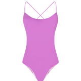 Modelo usando vestido de baño enterizo doble faz con pierna alta y panty tipo tanga. color rosado, fondo transparente 