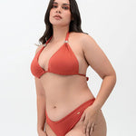 Modelo usando vestido de baño 2 piezas Diane & Geordi con panty tipo brasilera y recogido levanta cola, color arcilla de lado