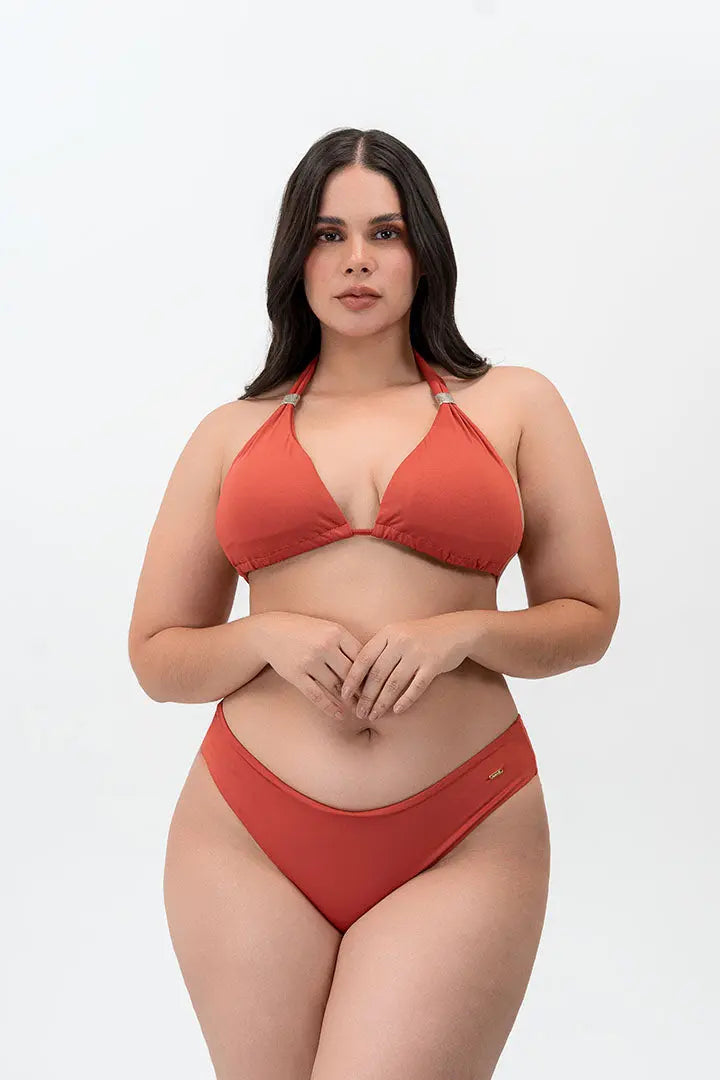 Modelo usando vestido de baño 2 piezas Diane & Geordi con panty tipo brasilera y recogido levanta cola, color arcilla