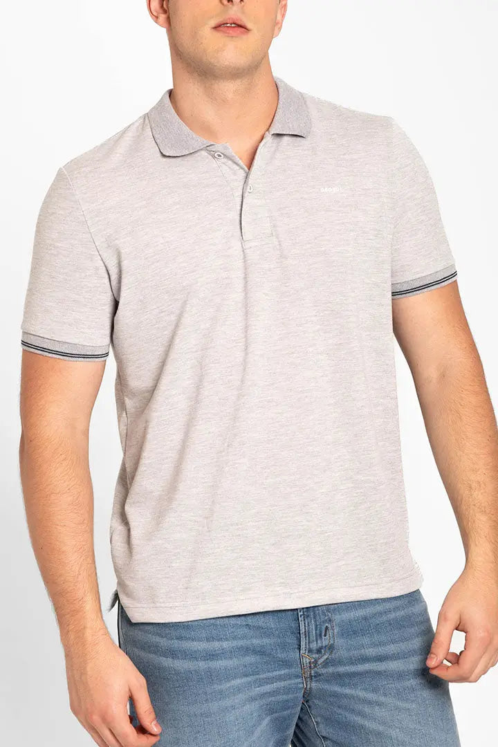 Polo unicolor de polialgodón para hombre con cuello tejido rectilíneo. Color gris claro