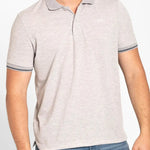 Polo unicolor de polialgodón para hombre con cuello tejido rectilíneo. Color gris claro