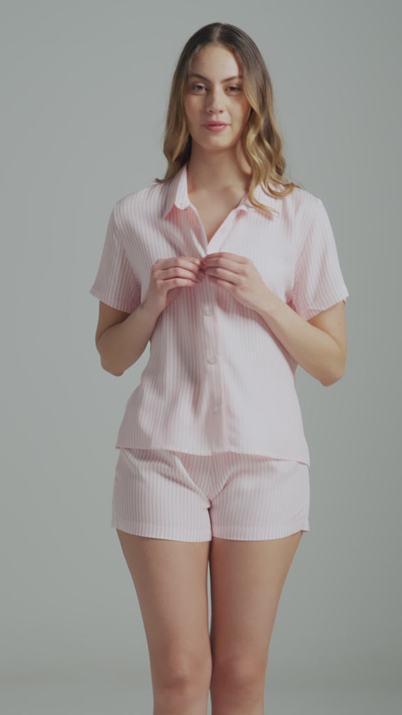 Conjunto de pijama Diane & Geordi con camisa estampada de manga corta y short a juego, elaborado en viscosa.
