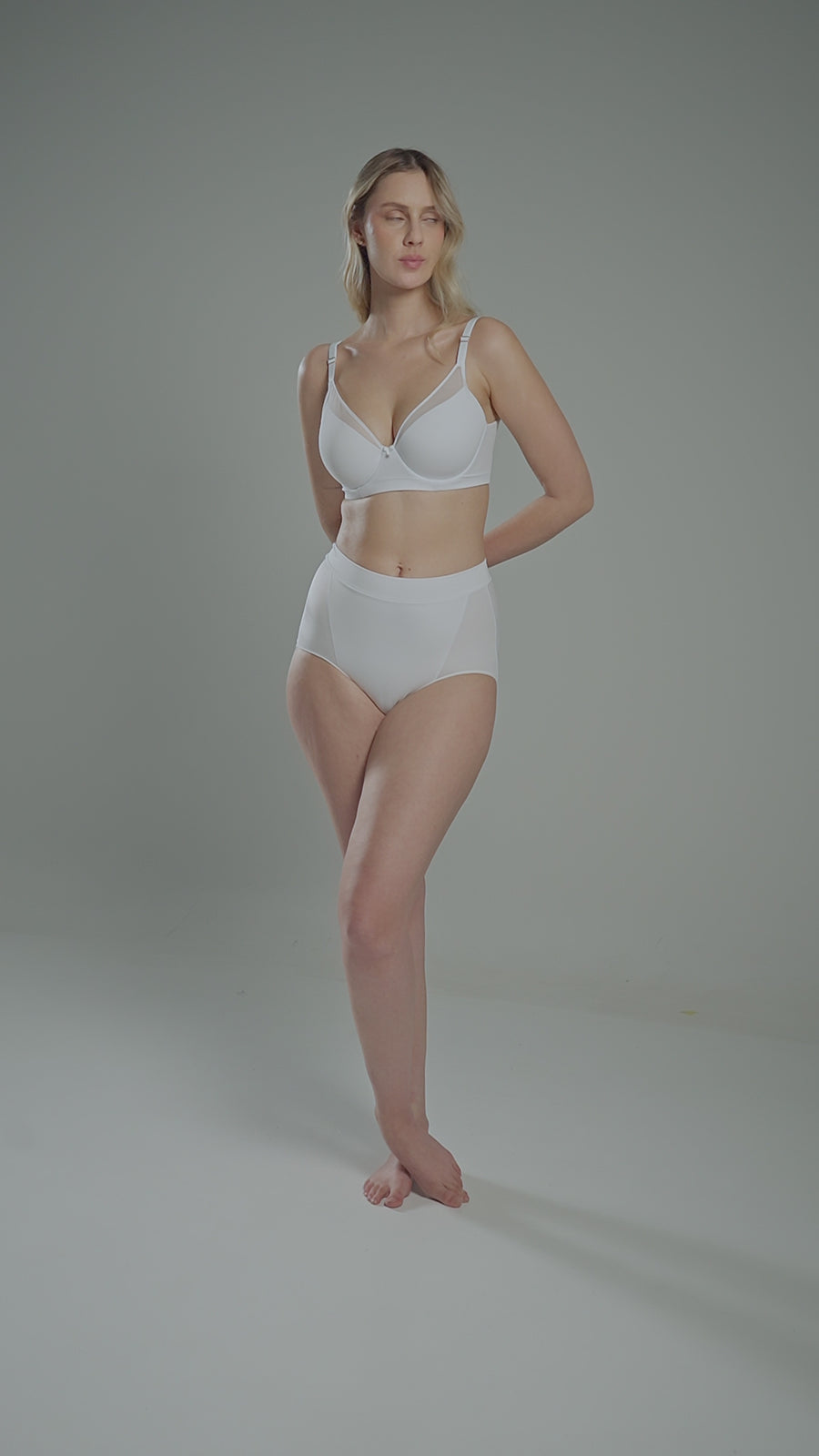 Mujer usando brasier copa completa color blanco de Diane & Geordi, con espalda escotada y detalles en tull.
