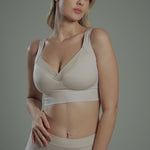 Mujer usando brasier color blanco con copa completa, espalda ancha e invisible y detalles en tull, Diane & Geordi.