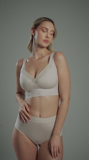 Mujer usando brasier color blanco con copa completa, espalda ancha e invisible y detalles en tull, Diane & Geordi.
