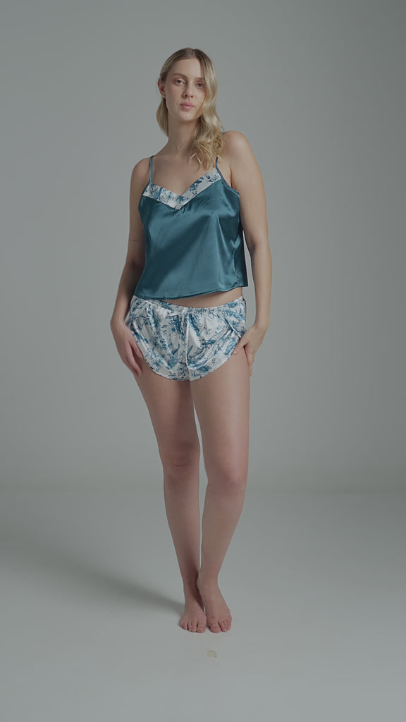 Conjunto de pijama Diane & Geordi con camiseta de tiras unicolor y short estampado, ideal para dormir con comodidad.