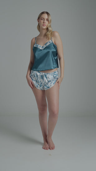 Conjunto de pijama Diane & Geordi con camiseta de tiras unicolor y short estampado, ideal para dormir con comodidad.