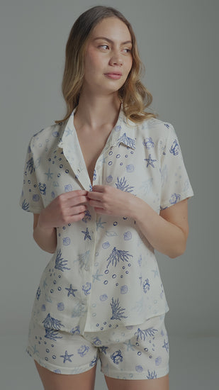 Conjunto de pijama Diane & Geordi con camisa estampada de manga corta y short a juego, elaborado en viscosa.