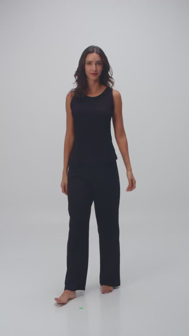 Mujer modelando camiseta Diane & Geordi