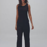 Mujer modelando camiseta Diane & Geordi