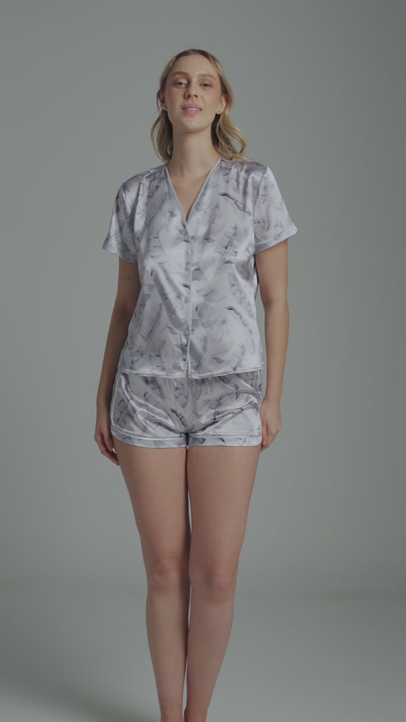 Conjunto de pijama Diane & Geordi con camisa de botones y short corto, ideal para dormir con estilo y comodidad.