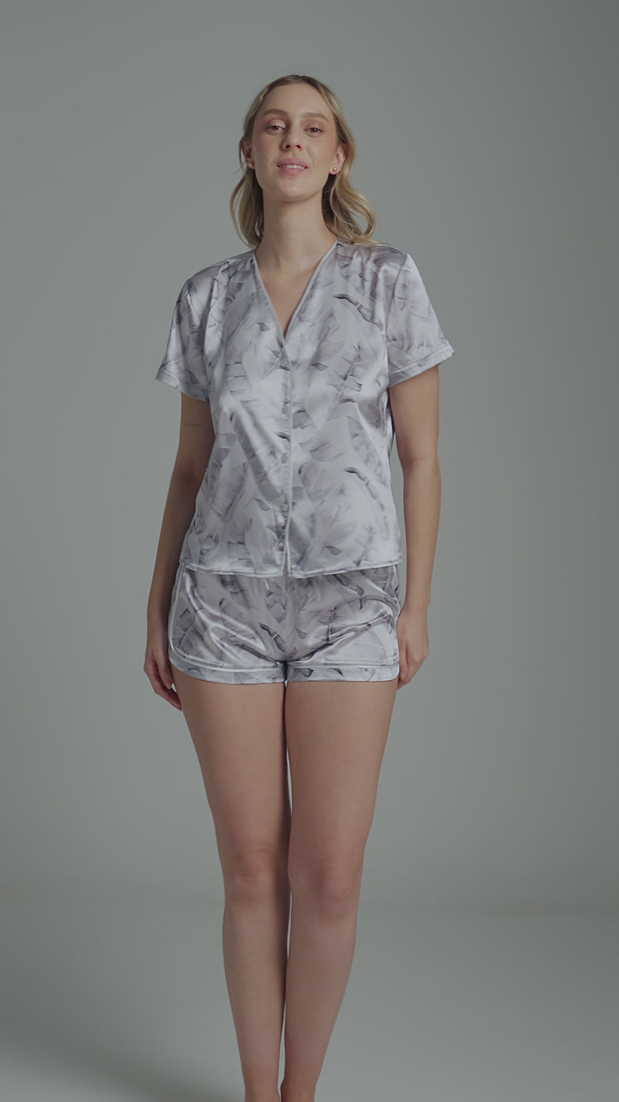 Conjunto de pijama Diane & Geordi con camisa de botones y short corto, ideal para dormir con estilo y comodidad.