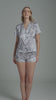 Conjunto de pijama Diane & Geordi con camisa de botones y short corto, ideal para dormir con estilo y comodidad.