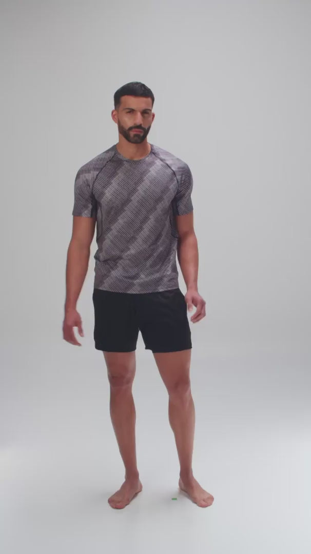 Hombre modelando camiseta microfibra