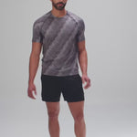 Hombre modelando camiseta microfibra