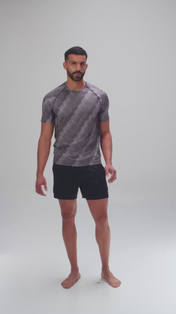 Hombre modelando camiseta microfibra