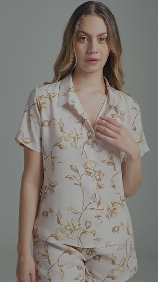 Conjunto de pijama Diane & Geordi con camisa estampada de manga corta y short a juego, elaborado en viscosa.
