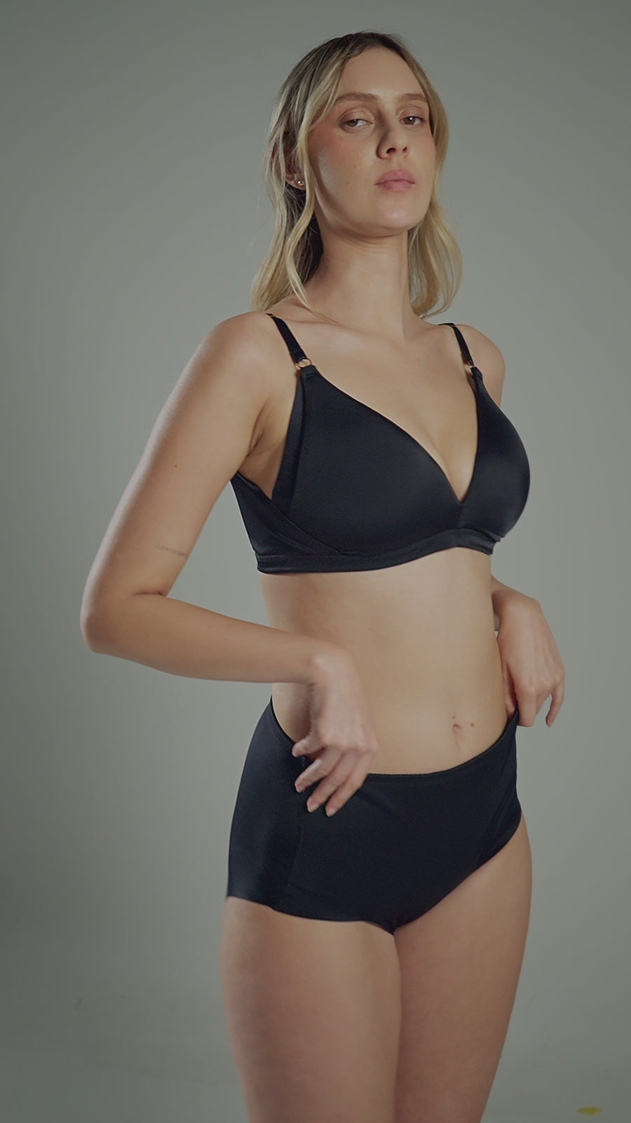 Brasier copa triangular Diane & Geordi, diseño color negro, copa removible, cargaderas ajustables y espalda ancha sin varilla.