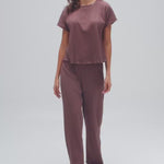Mujer modelando camiseta cuello redonde Diane & Geordi