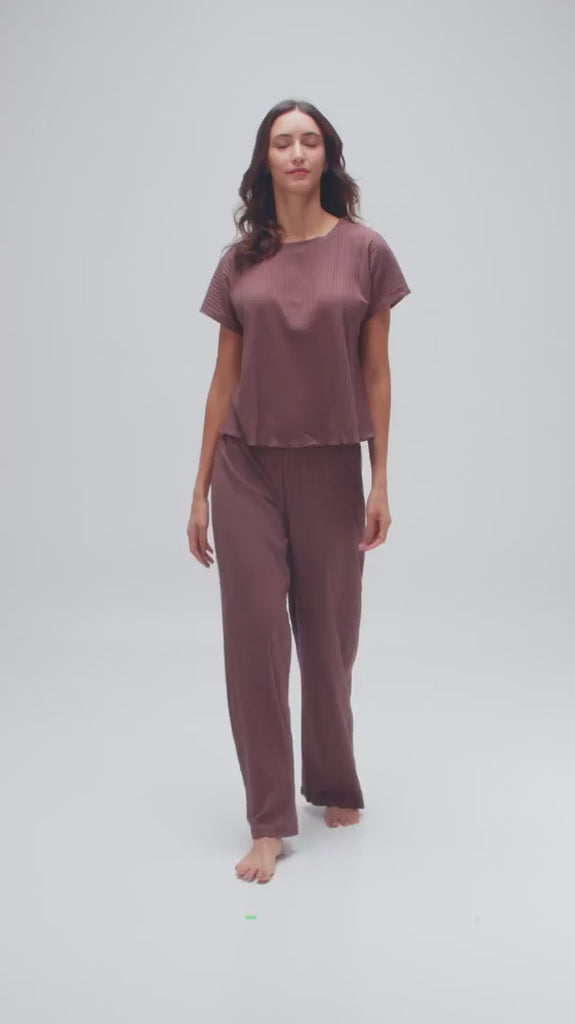 Mujer modelando camiseta cuello redonde Diane & Geordi